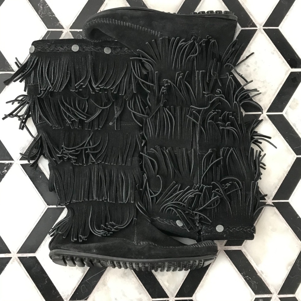 Minnetonka black 5 later fringe boots